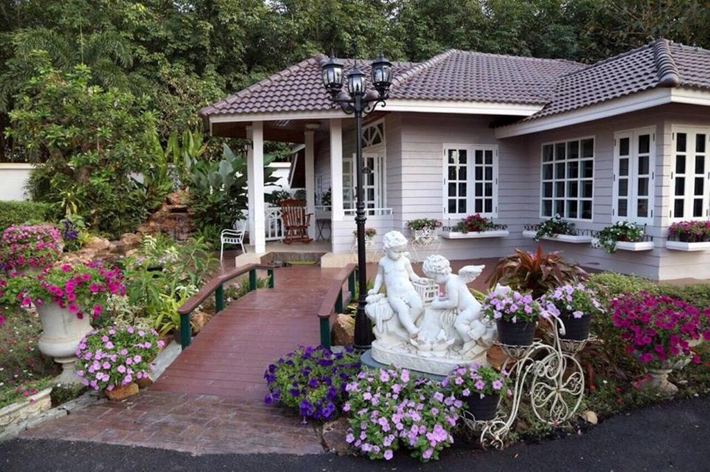 La Place Лоеи Екстериор снимка